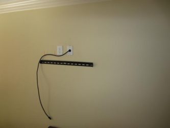 Как закрыть проводку на стене?