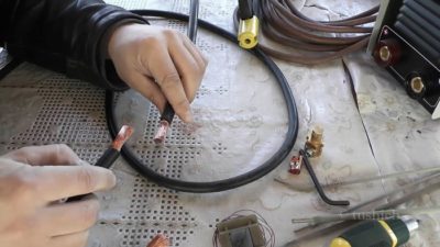 Соединение сварочных кабелей при наращивании длины производится