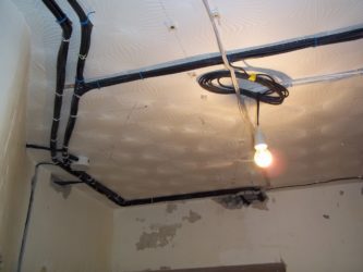 Монтаж проводки под натяжным потолком