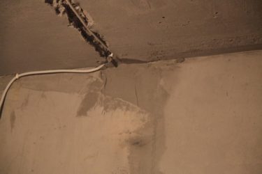 Штробить потолок под проводку в монолитном доме