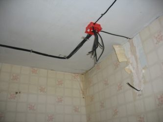 Как поменять проводку под натяжным потолком?