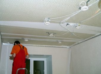 Монтаж проводки под натяжным потолком